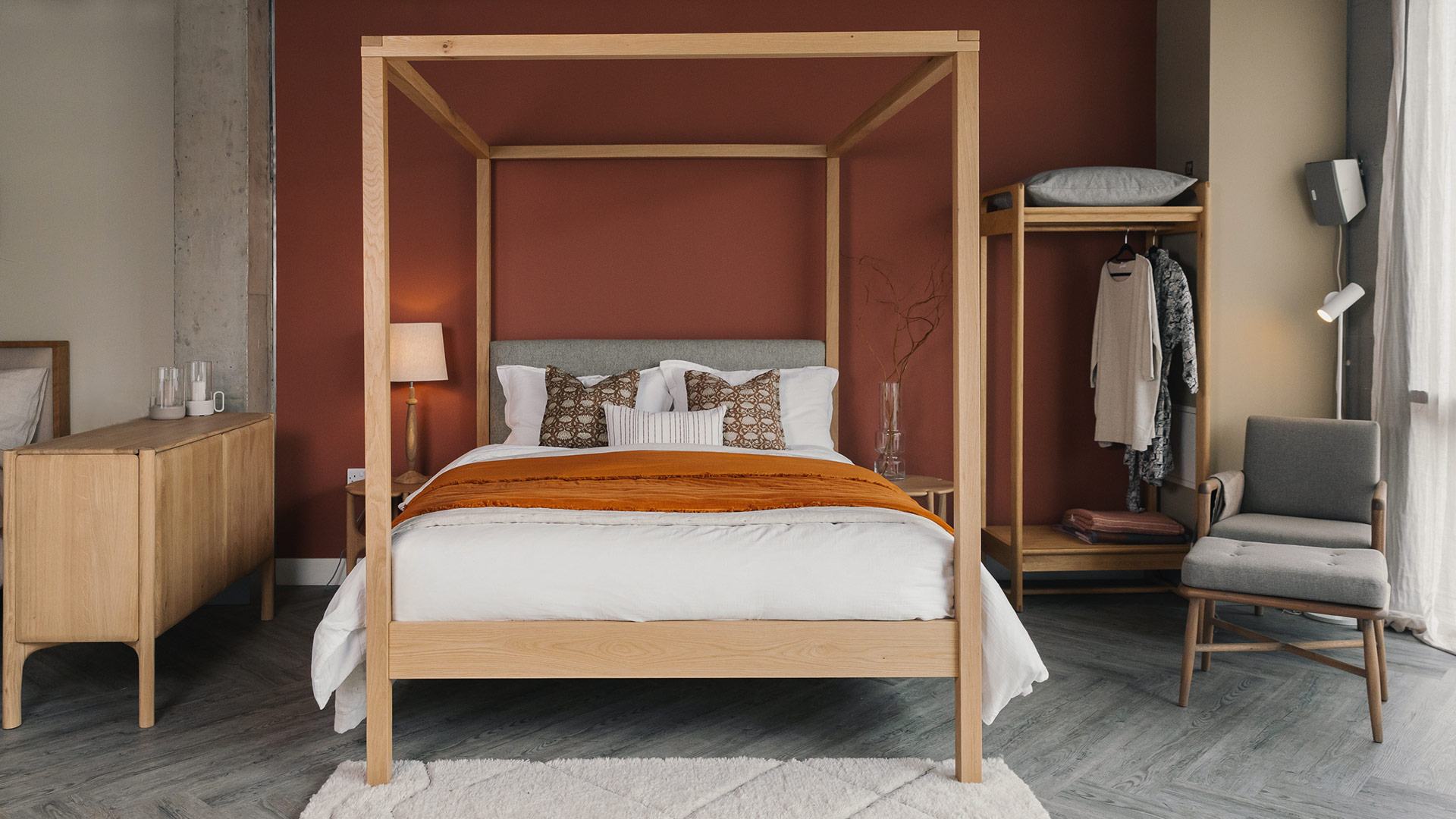 Highland 4 poster in oak rust accents