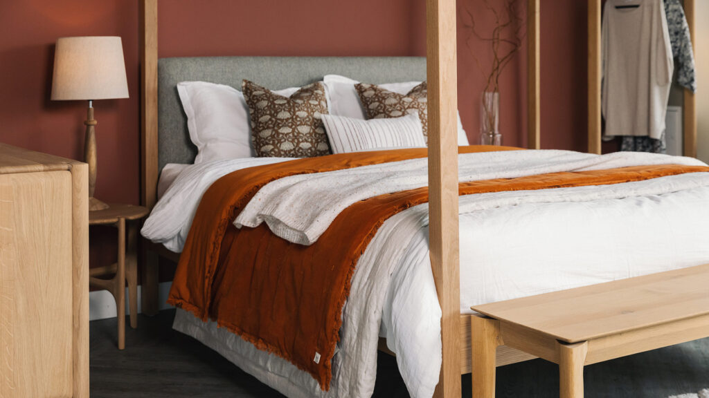 Highland in oak with rust and ivory bedding