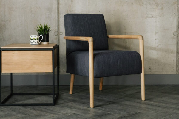 Shoreditch chair with wooden legs and armrests 1920
