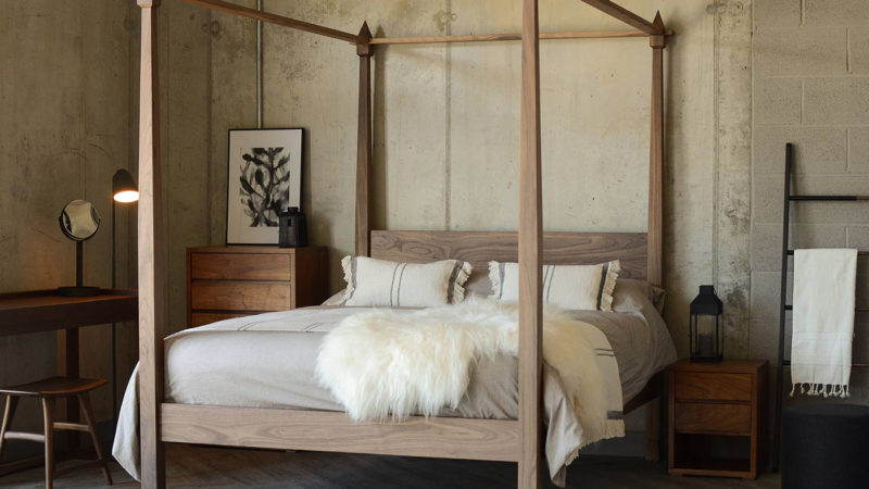 Walnut 4 poster Raj 1400x1000