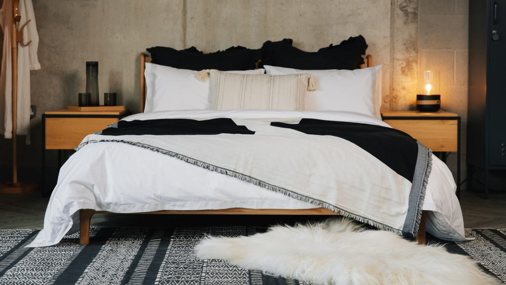 black and white bedding scheme