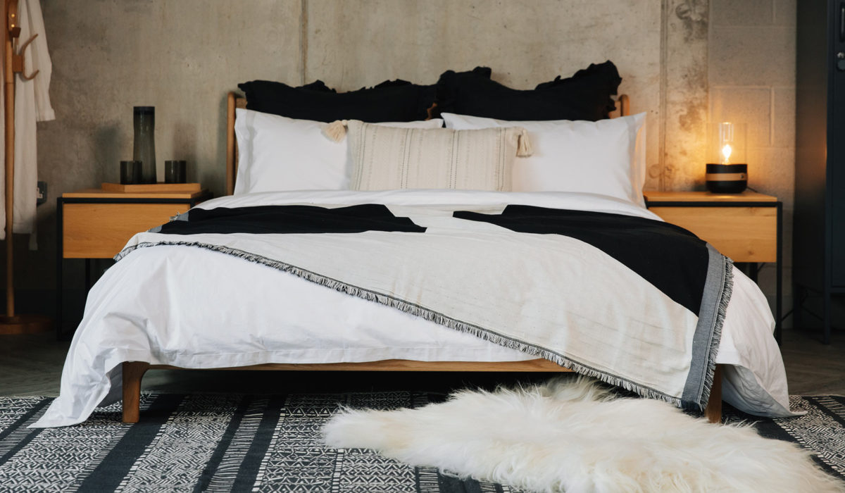 black and white bedding scheme