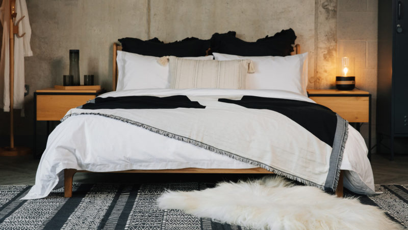 black and white bedding scheme