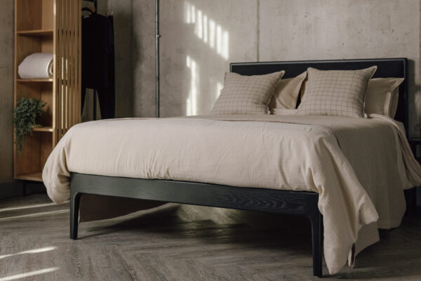 Quick Ship Black Oak Carlisle Bed