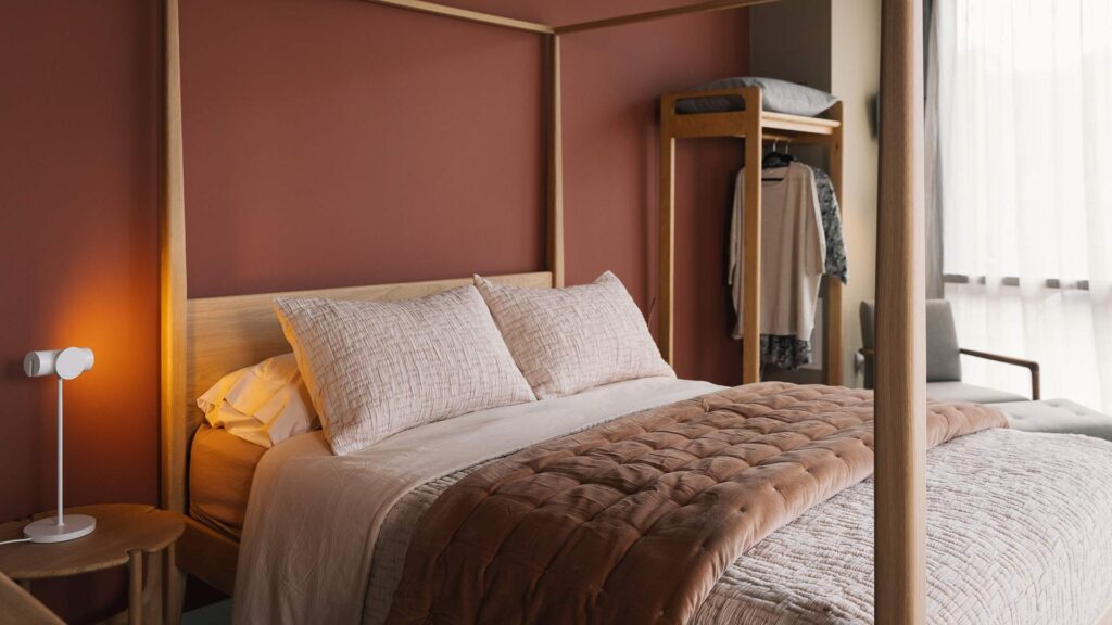 cinnamon quilt on oak Canterbury 4 poster