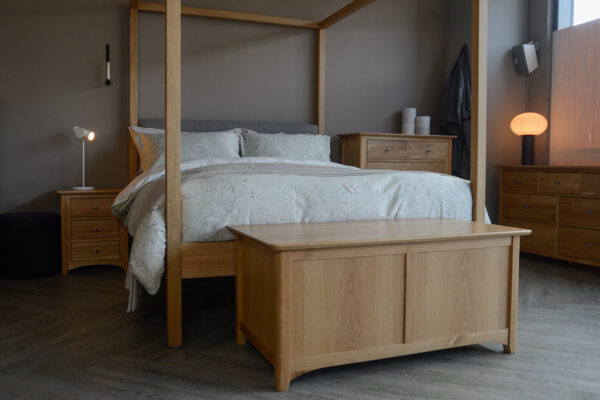 classic oak bedroom look drawers and 4 poster