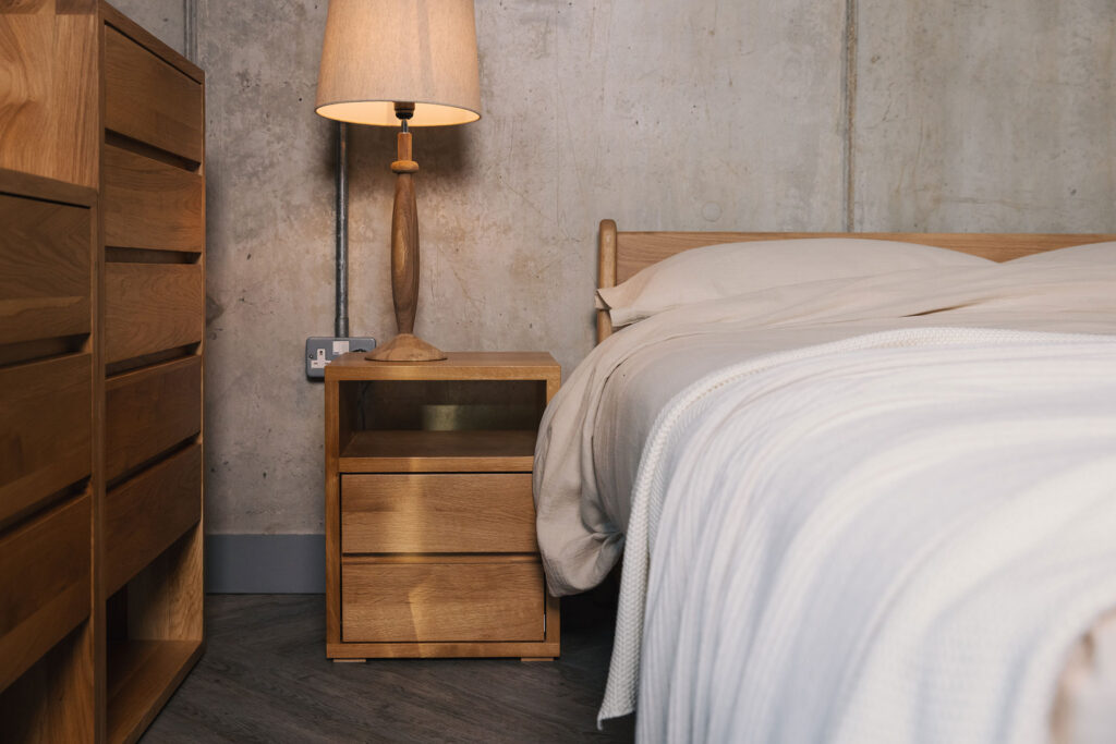 cube with upper shelf oak 1280