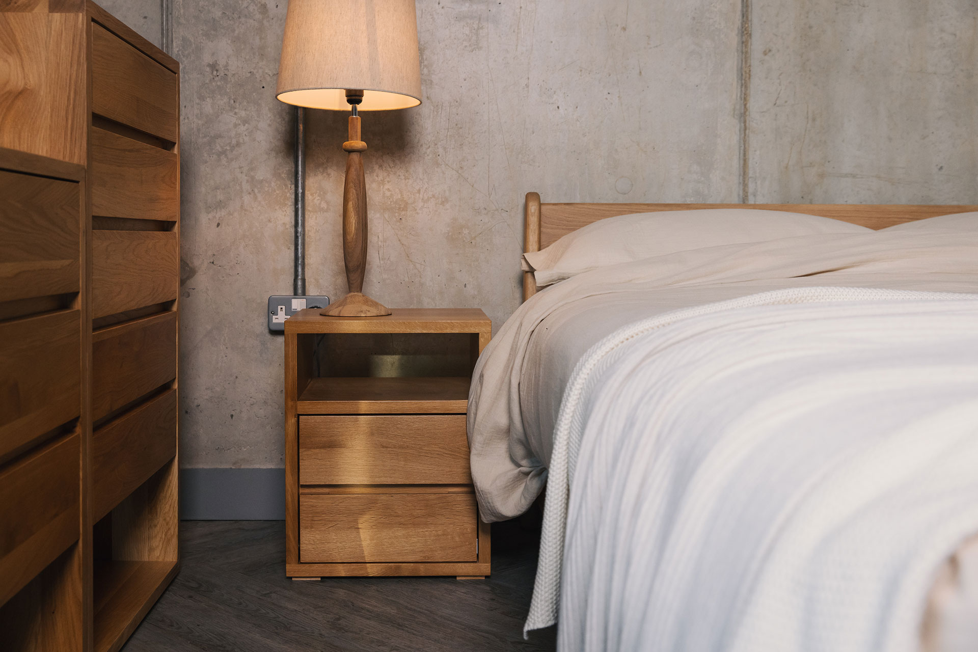 cube with upper shelf oak 1280