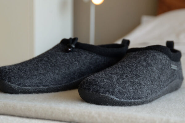 felt slippers with toggle
