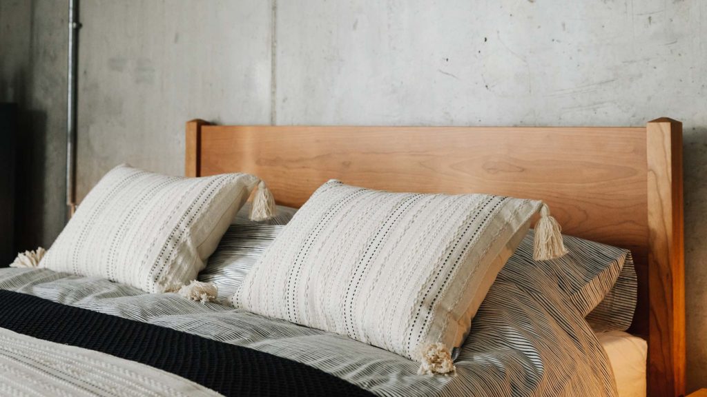 malax cushions on cherry cochin bed 3Q