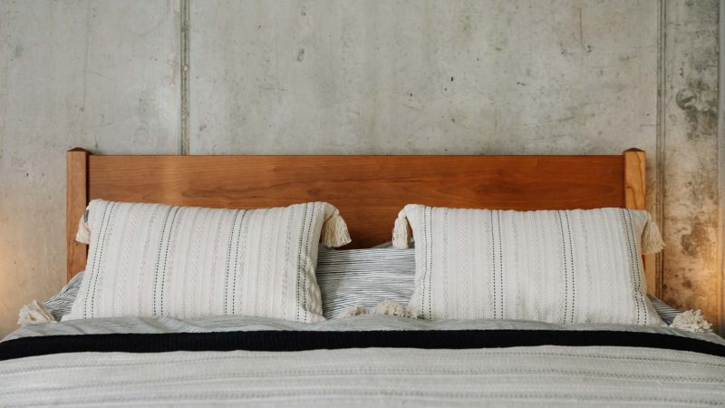 malax cushions with cherry cochin bed