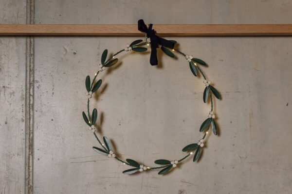 mistletoe illuminated wreath