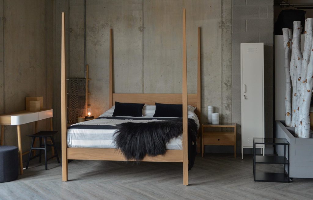 oak Hatfield pointed post bed 1200