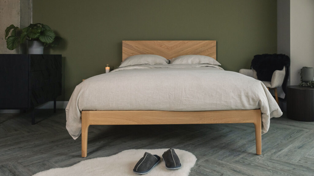oak Highbury front with linen bedding