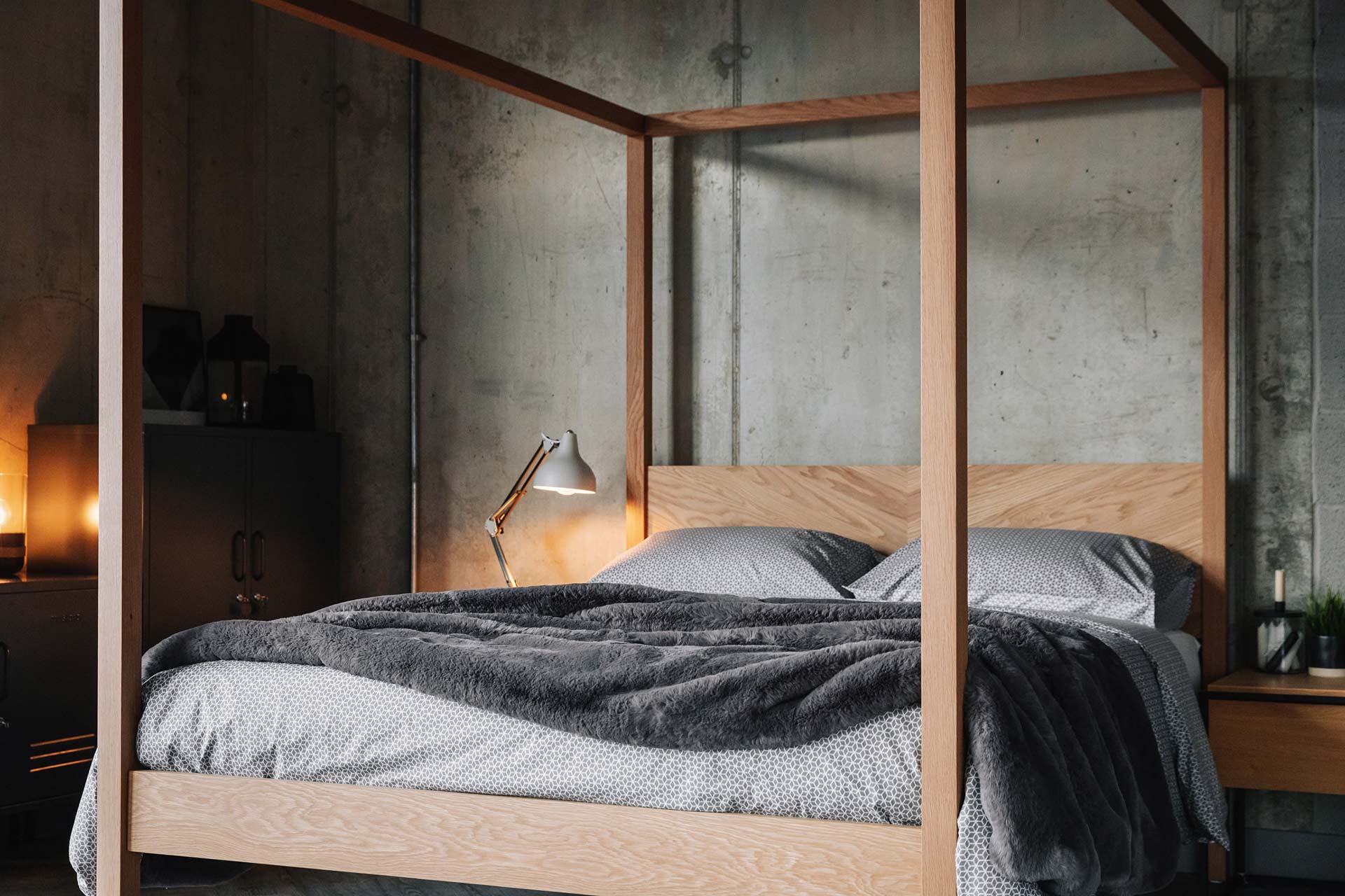 oak Kelham four poster 1280 close