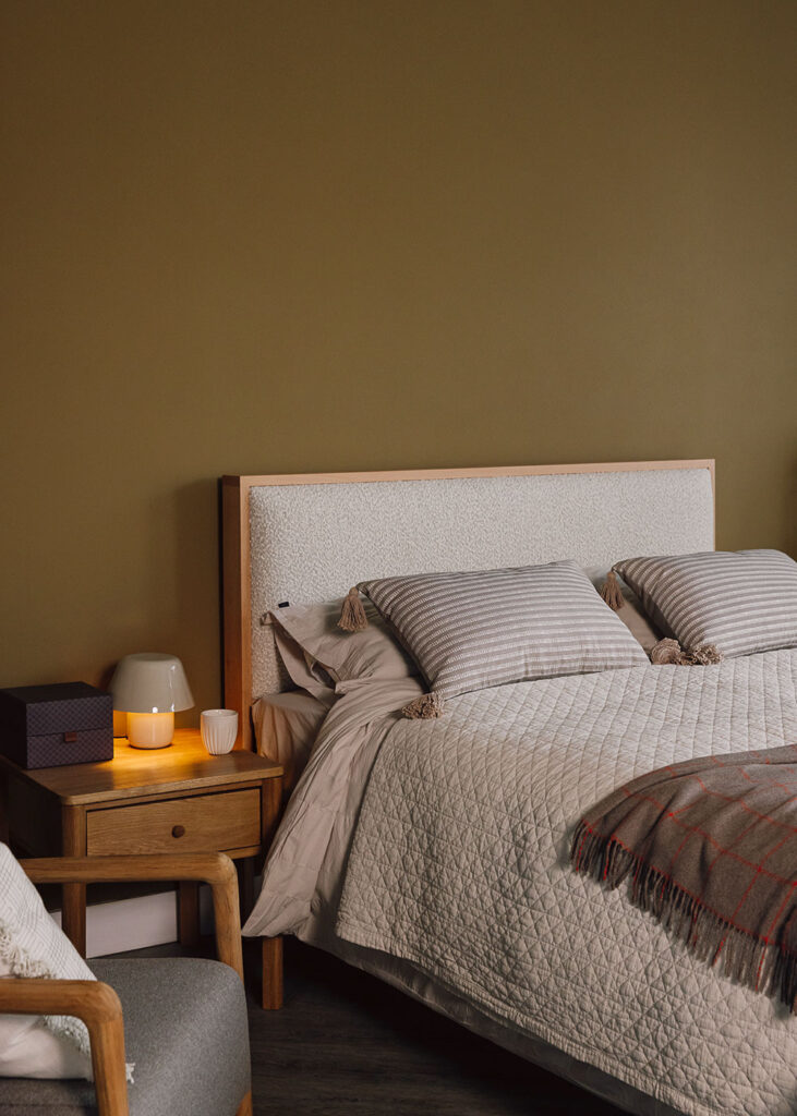 Beech upholstered bed (Shetland) with ecru bedding.