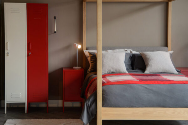 red lockers with oak 4 poster bed 1500