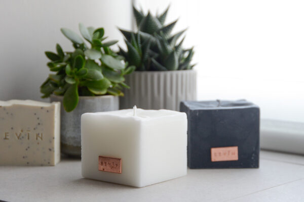 scented candles in porcelain white and marble black