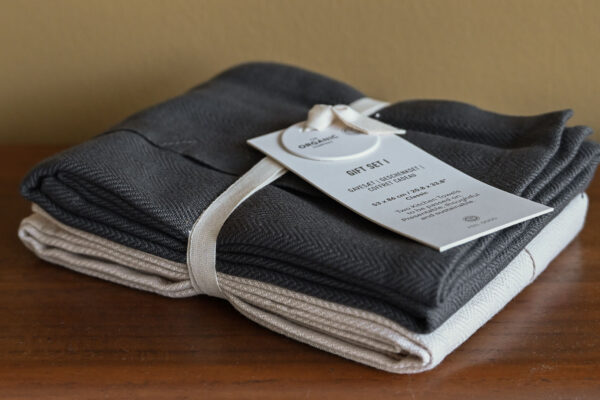 2 folded kitchen towels.