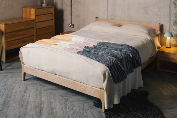 waffle thorw on oak low bed Pimlico