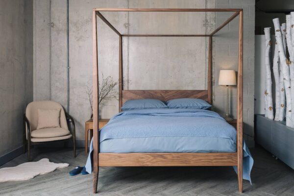 walnut 4 poster Harrow with blue bedding