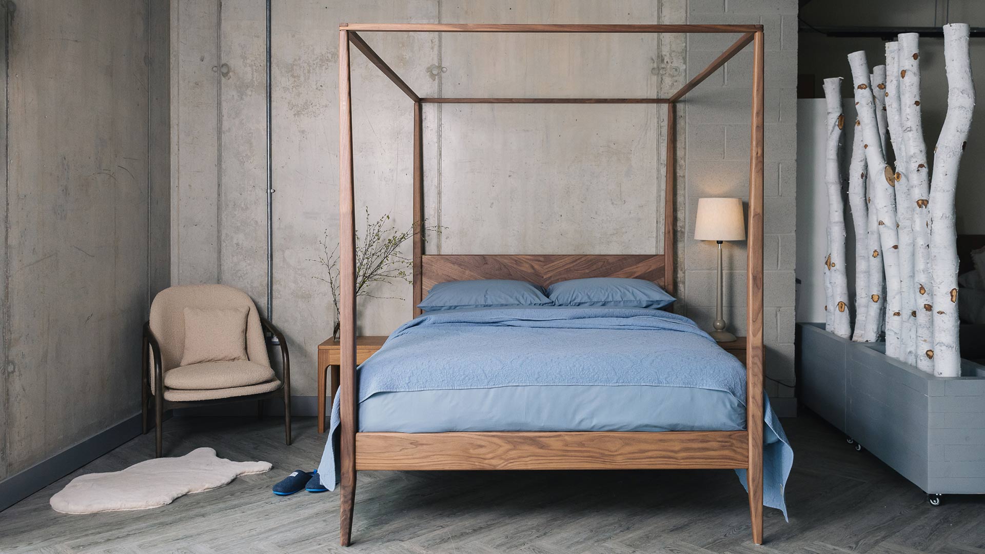 walnut 4 poster Harrow with blue bedding